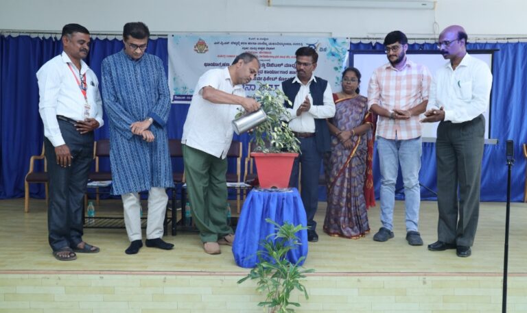 ಬೆಳಗಾವಿ : ಪತ್ರಕರ್ತರು ಸರ್ಕಾರವನ್ನು ಪ್ರಶ್ನಿಸುವ ಧೈರ್ಯ ಹೊಂದಬೇಕು &ndash; ಹೃಷಿಕೇಶ ಬಹದ್ದೂರ್ ದೇಸಾಯಿ