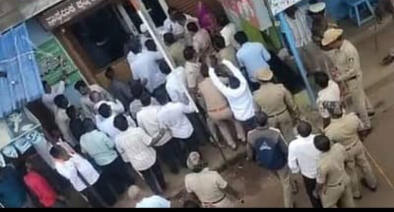 ಬೆಳಗಾವಿ : ಡಿಸಿಸಿ ಬ್ಯಾಂಕ್ ಚುನಾವಣೆ : ಪತಿಯನ್ನು ಸಚಿವರ ಮುಂದೆ ಎಳೆದು ಹೊಡೆದ ಪತ್ನಿ