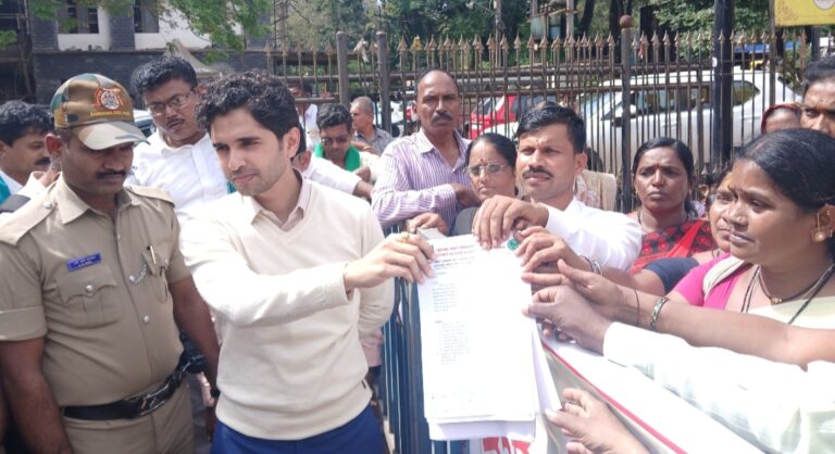 ಬೆಳಗಾವಿ : ಮದ್ಯ ನಿಷೇಧ, ನರೇಗಾ ದಿನ ಹಾಗೂ ಕೂಲಿ ಹೆಚ್ಚಳಕ್ಕಾಗಿ ಮಹಿಳೆಯರ ಪ್ರತಿಭಟನೆ