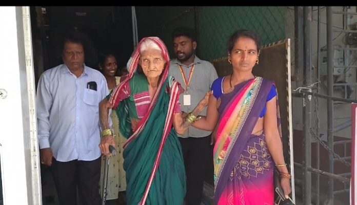 ಪ್ರವಾಸಿ ಸ್ಥಳವಾದ ಉಡುಪಿ ನಗರಕ್ಕೆ ಪ್ರತಿದಿನ ಸಾವಿರಕ್ಕೂ ಹೆಚ್ಚು ಪ್ರವಾಸಿಗರು ಭೇಟಿ ನೀಡುತ್ತಾರೆ. ಅದರಲ್ಲೂ ಉಡುಪಿಯ ಕೃಷ್ಣ ಮಠಕ್ಕೆ ಬರುವ ಭಕ್ತಾದಿಗಳು ಒಂದು‌ ಕಡೆಯಾದರೆ ಮಲ್ಪೆ ಕಡಲು ತೀರ ವೀಕ್ಷಿಸಲು ಪ್ರವಾಸಿಗರು ಸಹ ತುಸು ಹೆಚ್ಚೆ, ಕಳೆದ ಎರಡು ತಿಂಗಳ‌ ಹಿಂದೆ ಇಬ್ಬರು ಅಪ್ರಾಪ್ತ ವಯಸ್ಸಿನ ಮರಿಮಕ್ಕಳ ಜೊತೆ ನೂರು ವರ್ಷ ಪ್ರಾಯದ ಇಳಿ ವಯಸ್ಸಿನ ಅಜ್ಜಿ ತನ್ನ ಮೊಮ್ಮಗನನ್ನು ಹುಡುಕಿಕೊಂಡು ದೂರದ ಬಾಗಲಕೋಟೆಯಿಂದ ಉಡುಪಿಗೆ ಬಂದು ಅಸಾಹಿಕ ಸ್ಥಿತಿಯಲ್ಲಿ‌ ಇದ್ದದ್ದನು ಕಂಡು ಉಡುಪಿಯ ಸಮಾಜ ಸೇವಕರಾದ ನಿತ್ಯಾನಂದ ಒಳಕಾಡುರವರು ಅವರಿಗೆ ಆಸರೆಯನ್ನು ನೀಡಿದ್ದ ಸುದ್ದಿ ಉಡುಪಿಯಾದ್ಯಂತ ಮನೆ ಮಾತಾಗಿತ್ತು ಇದೀಗ ಆ 101 ವರ್ಷದ ಅಜ್ಜಿ ಮನೆ ಮಂದಿಯನ್ನು ಸೇರಿದ್ದಾರೆ ಇದಕ್ಕೆ ಶ್ರಮಿಸಿದರ ಸಮಾಜ ಸೇವಕ ನಿತ್ಯಾನಂದ ಒಳಕಾಡುರವರ ಮಾನವೀಯ ಸೇವೆಗೆ ಸಲಾಂ ಹೇಳಲೇ ಬೇಕು. ಕಳೆದ ವರ್ಷದ ನವಂಬರ್ 17 ರಂದು ಶ್ರೀ ಕೃಷ್ಣ ಮಠದ‌ ರಥಬೀದಿಯಲ್ಲಿ ಅಸಹಾಯಕ ಸ್ಥಿತಿಯಲ್ಲಿ ಕಂಡುಬಂದಿದ್ದ ಅಪರಿಚಿತ ವೃದ್ಧೆ ಮತ್ತು ಇರ್ವರು ಅಪ್ರಾಪ್ತ ಮಕ್ಕಳನ್ನು ಸಮಾಜಸೇವಕ ನಿತ್ಯಾನಂದ‌ ಒಳಕಾಡುವರು ರಕ್ಷಿಸಿದ್ದಲ್ಲದೆ, ವೃದ್ಧೆಗೆ ನಗರದ ಕೋರ್ಟ್ ರಸ್ತೆಯಲ್ಲಿರುವ ಹೊಸಬದುಕು ಆಶ್ರಮದಲ್ಲಿ ಪುರ್ನವಸತಿ ಕಲ್ಪಿಸಿದ್ದರು. ಹಾಗೆಯೇ ಮಕ್ಕಳನ್ನು ಮಕ್ಕಳ ರಕ್ಷಣಾ ಘಟಕಕ್ಕೆ ಹಸ್ತಾಂತರಿಸಿದ್ದರು. ರಕ್ಷಿಸಲ್ಪಟ್ಟವರು ಅಜ್ಜಿ ಮರಿಮೊಮ್ಮಕ್ಕಳಾಗಿದ್ದರು. ಬಾಗಲಕೋಟೆ ಮೂಲದ ಪಕೀರವ್ವ (101), ಹನುಮಂತ (10 ) ಪ್ರೇಮ (16 ) ಎಂದು ತಿಳಿದುಬಂದಿತ್ತು.‌ ಆ ಸಮಯದಲ್ಲಿ ಜಿಲ್ಲಾ ಮಕ್ಕಳ ಕಲ್ಯಾಣ ಸಮಿತಿಯ ಆದೇಶದ ಅನುಸಾರ, ಬಾಲಕಿಗೆ ನಿಟ್ಟೂರು ಬಾಲಕೀಯರ ಬಾಲ ಭವನದಲ್ಲಿ ಹಾಗೂ ಬಾಲಕನನ್ನು ದೊಡ್ಡಣಗುಡ್ಡೆಯ ಬಾಲಕರ ಬಾಲ ಭವನದಲ್ಲಿ ತಾತ್ಕಲಿಕ ಪುರ್ನವಸತಿ ಕಲ್ಪಿಸಲಾಗಿತ್ತು. ಇದಾದ ಬಳಿಕ ಬಾಗಲಕೋಟೆ ಶಾಲೆಗೆ ಜಿಲ್ಲಾ ಮಕ್ಕಳ ಕಲ್ಯಾಣ ಸಮಿತಿ ಮಾರ್ಗದರ್ಶನದಂತೆ ದಾಖಲುಪಡಿಸಲಾಗಿತ್ತು. ಈ ಬಗ್ಗೆ ಈದಿನ.ಕಾಮ್ ಜೊತೆ ಮಾತನಾಡಿದ ಸಮಾಜ ಸೇವಕ ನಿತ್ಯಾನಂದ ಒಳಕಾಡು ಕಳೆದ ನವೆಂಬರ್ ನಲ್ಲಿ ರಥಬೀದಿ ರಾಘವೇಂದ್ರ ಮಠದ ಬಳಿ, ಅಜ್ಜಿ ಇಬ್ಬರು ಮೊಮ್ಮಕ್ಕಳೊಂದಿಗೆ ಅಳುತ್ತಿದ್ದಿರುವುದನ್ನು ಗಮನಿಸಿದೆ ವಿಚಾರಿಸಿದಾಗ, ಮರಿಮೊಮ್ಮಕ್ಕಳ ತಂದೆಯು ಕಳೆದೊಂದು ವರ್ಷದಿಂದ ಮನೆಗೆ ಬಾರದೆ ಕಾಣೆಯಾಗಿದ್ದು, ಮೊಮ್ಮಗನಿಗೆ ಹಡುಕಾಟ ನಡೆಸಲು ಉಡುಪಿಗೆ ಬಂದಿರುವುದಾಗಿ ವೃದ್ಧೆ ಹೇಳಿಕೊಂಡಿದ್ದರು. ಹಿರಿಯ ನಾಗರಿಕರ ಸಹಾಯವಾಣಿ ಕೇಂದ್ರವು ಅಜ್ಜಿಯ ಮೊಮ್ಮಕ್ಕಳನ್ನು ಬಾಗಲಕೋಟೆಯಿಂದ ಉಡುಪಿಗೆ ಕರೆಸಿಕೊಂಡು, ಪಕೀರವ್ವ ಅವರನ್ನು ಊರಿಗೆ ಕಳುಹಿಸಲಾಗಿದೆ. ಹಿರಿಯ ನಾಗರಿಕರ ಸಹಾಯವಾಣಿ ಕೇಂದ್ರದ ಆಪ್ತ ಸಮಾಲೋಚಕರಾದ ರೋಶನ್ ಕೆ ಅಮೀನ್ ಮತ್ತು ಪೂರ್ಣಿಮಾ ಅವರ ವಿಶೇಷ ಕಾಳಜಿಯಿಂದ 101 ವರ್ಷದ ಫಕಿರವ್ವ ಮನೆ‌ ಸೇರುವಂತಾಯಿತು. ಹೊಸಬದುಕು ಆಶ್ರಮದ ಸಂಚಾಲಕಿ ರಾಜಶ್ರೀ ವೃದ್ಧೆಯ ಆರೈಕೆ ಎರಡು ತಿಂಗಳ ಸನಿಹ ಮಾಡಿದ್ದರು ಎಂದು ಹೇಳಿದರು. ಉಡುಪಿಯಲ್ಲಿ ನೂರಾರು ಮಂದಿ ಹೀಗೆ ನಿರ್ಗತಿಗರಾಗಿ ಪ್ರತಿನಿತ್ಯ ಬಸ್ ನಿಲ್ದಾಣ, ರೈಲ್ವೆ ನಿಲ್ದಾಣ, ಸಂತೆ ಮಾರುಕಟ್ಟೆ ಇಂತಹ ಹಲವು ಕಡೆಗಳಲ್ಲಿ ಅಸಹಾಯಕರಾಗಿ ಅನಾರೋಗ್ಯದಿಂದ ಬಳಲುತ್ತಿರುತ್ತಾರೆ ಅಂತವರಿಗೆ ನಿತ್ಯಾನಂದ ಒಳಗಾಡಿನಂತವರು ಮಾನವೀಯ ಸೇವೆಗಳನ್ನು ನಿರಂತರ ಉಡುಪಿ | ಮರಳಿ ಮನೆ ಸೇರಿದ 101 ವರ್ಷದ ಅಜ್ಜಿ, ನಿತ್ಯಾನಂದ ಒಳಕಾಡುರವರ ಮಾನವೀಯ ಸೇವೆಗೊಂದು ಸಲಾಂ ಇಂತಹ ಸೇವೆಗಳು ಇನ್ನಷ್ಟು ಹೆಚ್ಚಾಗಲಿ ಎಂದು ಹಾರೈಸೋಣ..