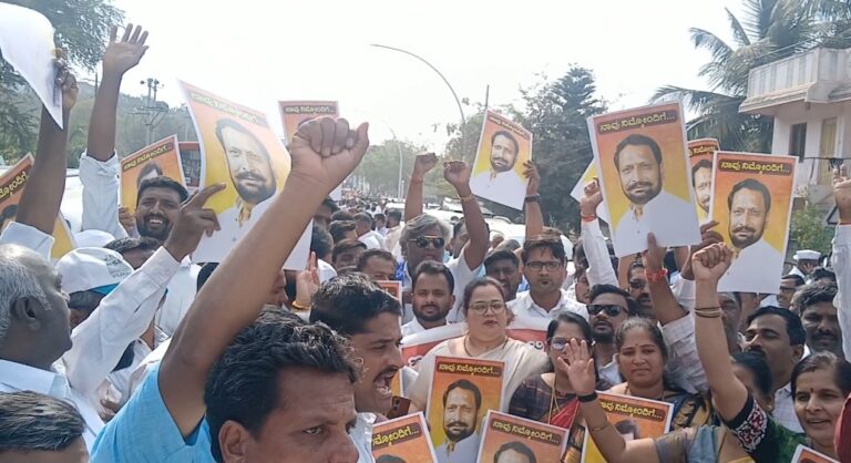 ಬೆಳಗಾವಿ: ರಾಜಕೀಯ ದುರುದ್ದೇಶದಿಂದ ಸುಳ್ಳು ಪ್ರಕರಣ ಆರೋಪ: ಲಕ್ಷ್ಮಣ ಸವದಿ ಬೆಂಬಲಿಗರ ಪ್ರತಿಭಟನೆ