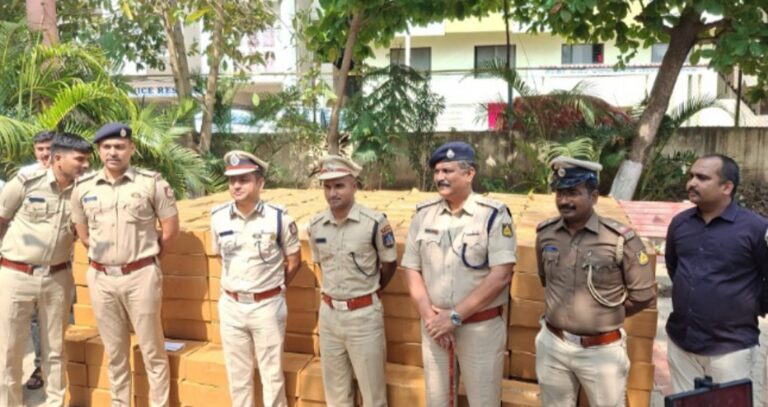 ಬೆಳಗಾವಿ | ಮಹಾರಾಷ್ಟ್ರ ಚುನಾವಣೆಗೆ ಸಾಗಿಸುತ್ತಿದ್ದ ಲಕ್ಷಾಂತರ ಮೌಲ್ಯದ ಮದ್ಯ ಜಪ್ತಿ, ಚಾಲಕ ಬಂಧನ