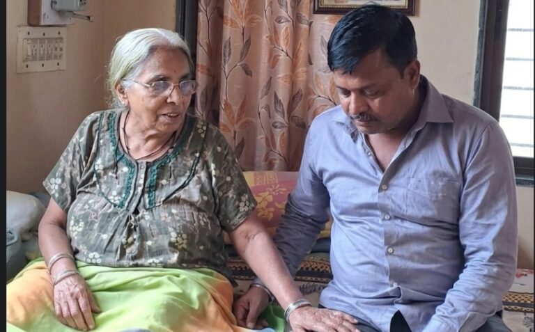 ಬೆಳಗಾವಿ | ಸಾರ್ವಜನಿಕ ಆಕ್ರೋಶಕ್ಕೆ ಮಣಿದ ಪುತ್ರ: ತಾಯಿಯನ್ನು ಮನೆಗೆ ಕರೆದುಕೊಂಡು ಹೋದ