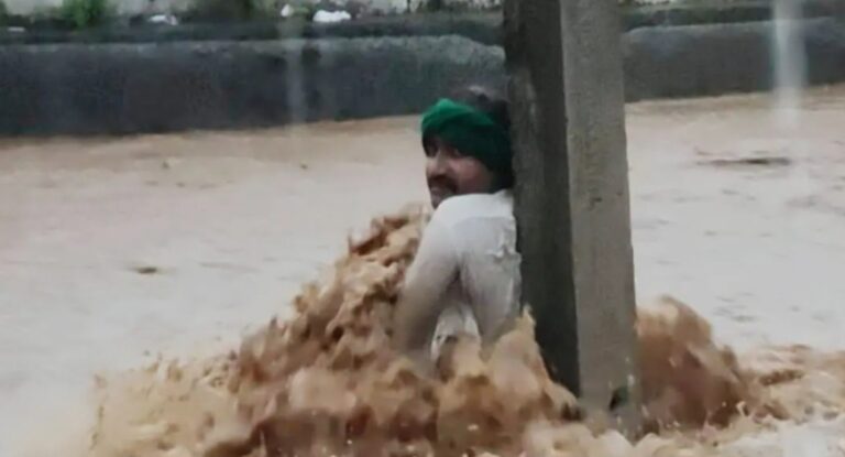 ಬೆಳಗಾವಿ | ಪ್ರವಾಹದ ನೀರಲ್ಲೇ 3 ಗಂಟೆ ಧರಣಿ ಅಧಿಕಾರಿಗಳ ನಿರ್ಲಕ್ಷ್ಯಕ್ಕೆ ಯುವಕನ ಆಕ್ರೋಶ: ವೈರಲ್ ಆಯ್ತು ವಿಡಿಯೊ