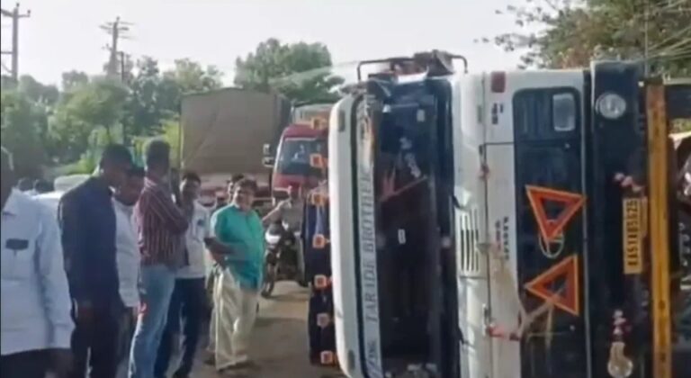 ಬೆಳಗಾವಿ | ಕಾಂಕ್ರೀಟ್ ಲಾರಿ ಪಲ್ಟಿ: ಕೆಲಕಾಲ ಸಂಚಾರ ಅಸ್ತವ್ಯಸ್ತ