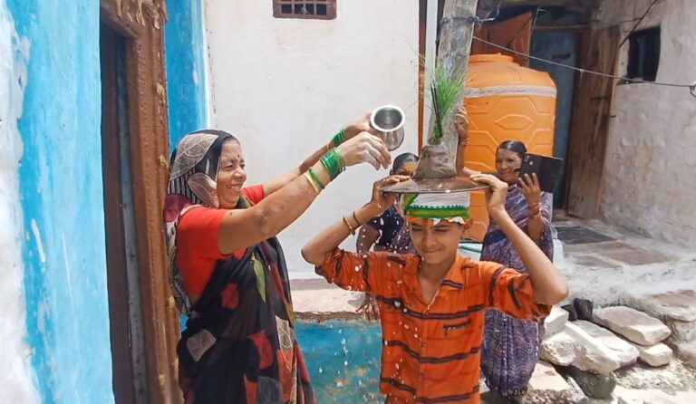 ಕೈಕೊಟ್ಟ ಮುಂಗಾರು: ಮಳೆಗಾಗಿ ಜಾನಪದ ಸಂಪ್ರದಾಯಗಳಿಗೆ ಜೀವ ತುಂಬುತ್ತಿರುವ ರೈತರು
