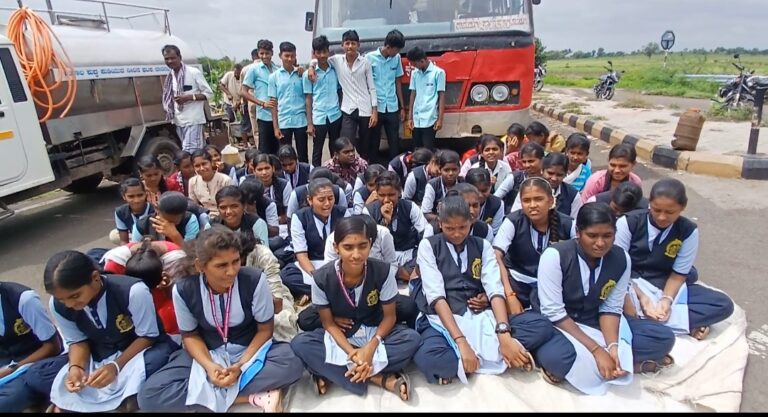 ಬೆಳಗಾವಿ | ಹೆಚ್ಚುವರಿ ಬಸ್&zwnj;ಗಾಗಿ ವಿದ್ಯಾರ್ಥಿಗಳು ಬಸ್&zwnj; ತಡೆದು ಪ್ರತಿಭಟನೆ