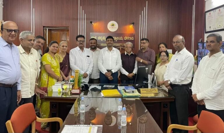 ಬೆಳಗಾವಿ | ರಾಣಿ ಚೆನ್ನಮ್ಮ ವಿಶ್ವವಿದ್ಯಾಲಯದಲ್ಲಿಬಸವ ಅಧ್ಯಯನ ಪೀಠ: ಅಧಿಕಾರಿಗಳಿಗೆ ಜಾಗತಿಕ ಲಿಂಗಾಯಿತ ಮಹಾಸಭೆ ಅಭಿನಂದನೆ