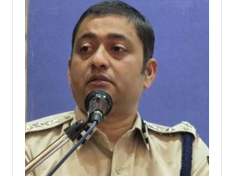 ಬೆಳಗಾವಿ | ಗಣೇಶೋತ್ಸವದಲ್ಲಿ ಡಿಜೆ ಬಳಕೆಗೆ ಅವಕಾಶವಿಲ್ಲ : ಪೊಲೀಸ್&zwnj; ಆಯುಕ್ತ ಭೂಷಣ್ ಬೊರಸೆ ಗಣೇಶೋತ್ಸವ ಸಂದರ್ಭದಲ್ಲಿ ಯಾವುದೇ ಕಾರಣಕ್ಕೂ ಡಿಜೆ ಬಳಕೆಗೆ ಅನುಮತಿ ನೀಡುವುದಿಲ್ಲ. ಗಣೇಶೋತ್ಸವ ಮಂಡಳಿಗಳು ಪೊಲೀಸ್ ಇಲಾಖೆ ಸೂಚಿಸಿರುವ ನಿಯಮಗಳನ್ನು ಕಟ್ಟುನಿಟ್ಟಾಗಿ ಪಾಲಿಸಿ, ಶಾಂತಿ, ಸೌಹಾರ್ದ ಹಾಗೂ ಭಕ್ತಿಭಾವದಿಂದ ಹಬ್ಬ ಆಚರಿಸಬೇಕು ಎಂದು ನಗರ ಪೊಲೀಸ್ ಆಯುಕ್ತ ಭೂಷಣ್&zwnj; ಬೊರಸೆ ಸೂಚಿಸಿದರು. ನಗರದ ಕುಮಾರ ಗಂಧರ್ವ ಕಲಾ ಮಂದಿರದಲ್ಲಿ ನಡೆದ ಗಣೇಶೋತ್ಸವದ ಪೂರ್ವಭಾವಿ ಸಭೆಯಲ್ಲಿ ಮಾತನಾಡಿದ ಅವರು, ಕಳೆದ ವರ್ಷವೂ ಗಣೇಶೋತ್ಸವ ಸಂದರ್ಭದಲ್ಲಿ ಡಿಜೆ ಬಳಕೆಗೆ ಪೊಲೀಸ್ ಇಲಾಖೆ ಅನುಮತಿ ನೀಡಿರಲಿಲ್ಲ. ಸಾರ್ವಜನಿಕ ಸುರಕ್ಷತೆ, ಶಾಂತಿ ಹಾಗೂ ಕಾನೂನು ಸುವ್ಯವಸ್ಥೆಯ ದೃಷ್ಟಿಯಿಂದ ಕೈಗೊಂಡಿದ್ದ ಈ ನಿರ್ಧಾರವನ್ನು ಹಿರಿಯ ನಾಗರಿಕರು ಸೇರಿದಂತೆ ಸಾರ್ವಜನಿಕರು ಶ್ಲಾಘಿಸಿದ್ದರು ಎಂದರು. ಈ ಬಾರಿಯೂ ಸಾರ್ವಜನಿಕರ ಸುರಕ್ಷತೆ ಹಾಗೂ ಕಾನೂನು ಸುವ್ಯವಸ್ಥೆಯ ಹಿತದೃಷ್ಟಿಯಿಂದ ಡಿಜೆ ಬಳಕೆಗೆ ಯಾವುದೇ ಅವಕಾಶ ನೀಡುವುದಿಲ್ಲ. ಗಣೇಶೋತ್ಸವ ಮಂಡಳಿಗಳು ನಿಯಮಗಳನ್ನು ಉಲ್ಲಂಘಿಸದೆ, ಪೊಲೀಸ್&zwnj; ಇಲಾಖೆಯೊಂದಿಗೆ ಸಹಕರಿಸಿ ಹಬ್ಬವನ್ನು ಶಾಂತಿಯುತವಾಗಿ ಆಚರಿಸಬೇಕು ಎಂದು ಹೇಳಿದರು. ಗಣೇಶೋತ್ಸವ ಸಂದರ್ಭದಲ್ಲಿ ಯಾವುದೇ ಅಹಿತಕರ ಘಟನೆಗಳಿಗೆ ಅವಕಾಶ ನೀಡದಂತೆ ಮಂಡಳಿಗಳು ಮುನ್ನೆಚ್ಚರಿಕೆ ವಹಿಸಬೇಕು. ಭಕ್ತಿಭಾವ ಮತ್ತು ಸೌಹಾರ್ದತೆಯಿಂದ ಹಬ್ಬ ಆಚರಿಸುವ ಮೂಲಕ ಬೆಳಗಾವಿಯ ಶಾಂತಿ ಪರಂಪರೆಯನ್ನು ಕಾಪಾಡಬೇಕು ಎಂದು ಪೊಲೀಸ್&zwnj; ಆಯುಕ್ತರು ಮನವಿ ಮಾಡಿದರು.