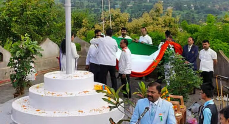 ಬೆಳಗಾವಿ | ಗಡಾದ ಮರಡಿಯಲ್ಲಿ ಎರಡು ಬಾರಿ ಧ್ವಜಾರೋಹಣ