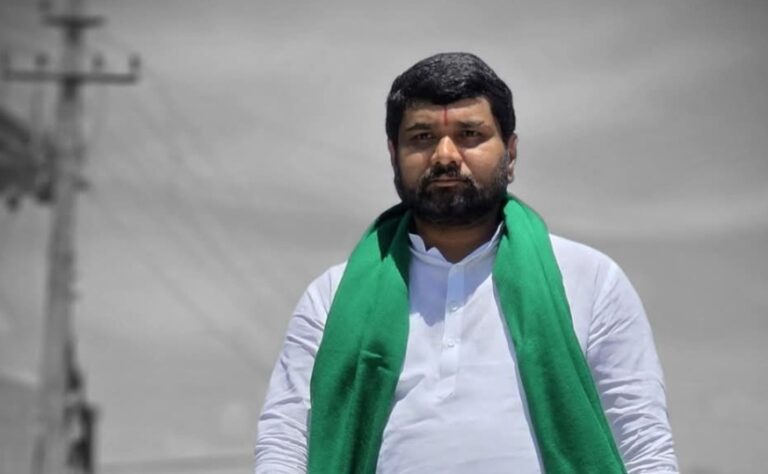 ಬೆಳಗಾವಿ | ಬರ ಪರಿಹಾರ ₹2,500ಕ್ಕೆ ರೈತರ ಆಕ್ರೋಶ ₹100 ಸೇರಿಸಿ ಸರ್ಕಾರಕ್ಕೇ ವಾಪಸ್: ರೈತ ಮುಖಂಡ ಶಶಿಕಾಂತ ಗುರೂಜಿ
