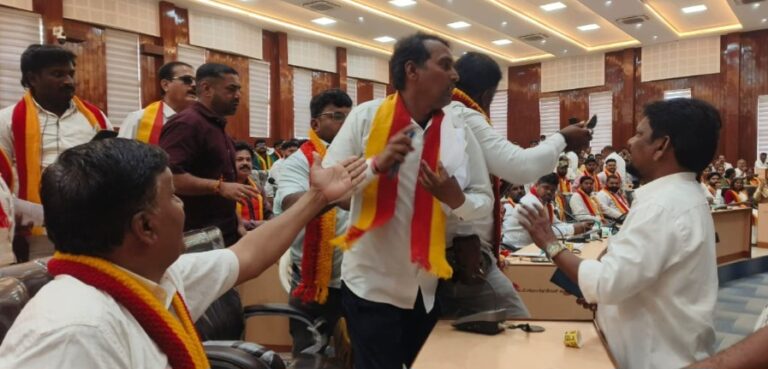 ಬೆಳಗಾವಿ : ರಾಜ್ಯೋತ್ಸವ ಕಾರ್ಯಕ್ರಮಕ್ಕೆ ಮೇಯರ್, ಉಪಮೇಯರ್ ಬೇಡ: ಸಭೆಯಲ್ಲಿ ಗದ್ದಲ
