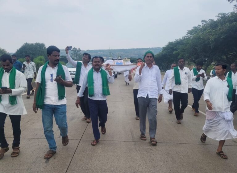 ಬೆಳಗಾವಿ | ಕಬ್ಬಿಗೆ ₹5,500 ನೀಡಲು ಆಗ್ರಹ: ಪ್ರಹ್ಲಾದ ಜೋಶಿ ಅಣಕು ಶವಯಾತ್ರೆ ನಡೆಸಿ ರೈತರ ಆಕ್ರೋಶ