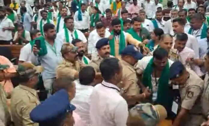 ಬೆಳಗಾವಿ | ಸಭೆ ಆರಂಭದ ಮುಂಚೆ ಚೂನಪ್ಪ ಪೂಜೇರಿ ಮತ್ತು ಕೋಡಿಹಳ್ಳಿ ರೈತ ಬಣಗಳ ನಡುವೆ ಸುವರ್ಣಸೌಧದಲ್ಲಿ ಗಲಾಟೆ