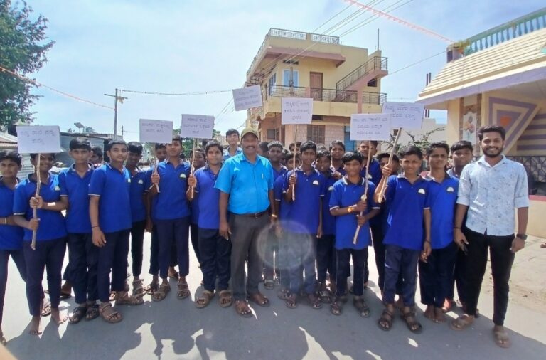 ಬೆಳಗಾವಿ | ಶಾಲೆಗೆ ಬಾರದ ಮಕ್ಕಳನ್ನು ಕರೆತರಲು ವಿದ್ಯಾರ್ಥಿಗಳಿಂದ ಜಾಗೃತಿ ಜಾಥಾ