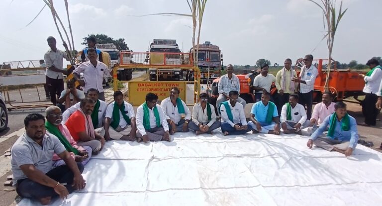 ಬೆಳಗಾವಿ | ಕಬ್ಬಿಗೆ ಟನ್&zwnj;ಗೆ ₹5,500 ನೀಡಲು ಆಗ್ರಹಿಸಿ ಸಾಲಾಪೂರ ಕ್ರಾಸ್&zwnj;ನಲ್ಲಿ ರೈತರ ಪ್ರತಿಭಟನೆ