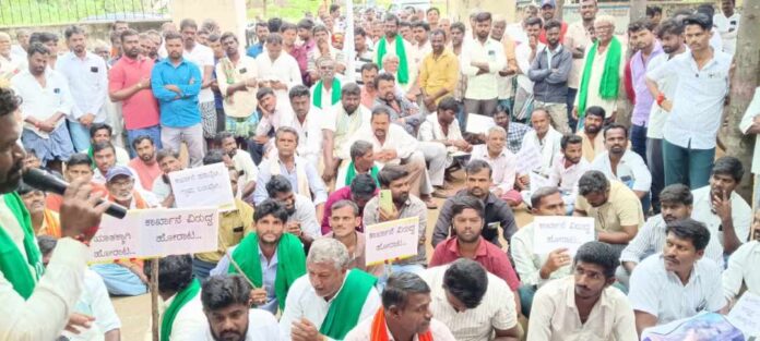 ಯುಕೆಇಎಂ ಸಕ್ಕರೆ ಕಾರ್ಖಾನೆ ವಿರುದ್ಧ ಪ್ರತಿಭಟನೆ