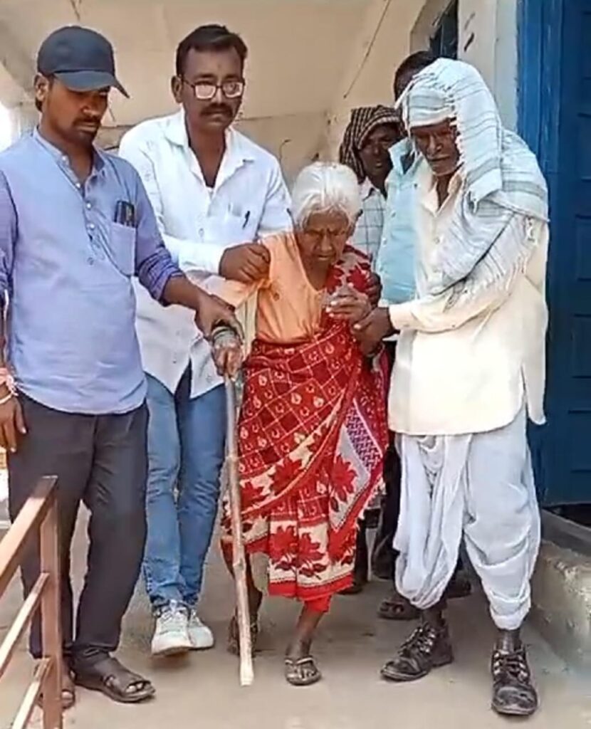 ಶತಾಯುಷಿ ಅಜ್ಜಿ ಮತದಾನ ಮಾಡಿದರು.