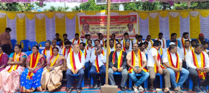 ಕನ್ನಡ ರಾಮಯ್ಯ ಎನ್ನಿಸಿಕೊಂಡಿರುವ ಸಿದ್ದರಾಮಯ್ಯ ಮಹಿಷಿ ವರದಿ ಜಾರಿ ಮಡಬೇಕು