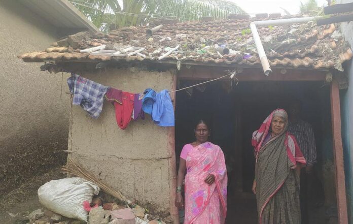 ಧಾರವಾಡ | ಇವತ್ತೊ-ನಾಳೆ ಬೀಳುವಂತಿರುವ ಮನೆ: ಬಿದ್ದರೆ ದೇವರೇ ಗತಿ ಎಂದ ಕುಟುಂಬಕ್ಕೆ ಬೇಕಿದೆ ಸಹಾಯಹಸ್ತ