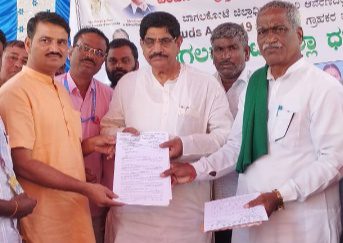 ಬಾಗಲಕೋಟೆ |ಮುಧೋಳ ಪ್ರವಾಹ ಸಂತ್ರಸ್ತರ ಪರಿಹಾರಕ್ಕಾಗಿ ರೈತರ ಮನವಿ