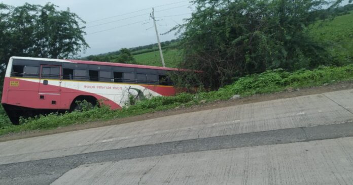 ಕಂದಕಕ್ಕೆ ಉರುಳಿದ ಸಾರಿಗೆ ಬಸ್