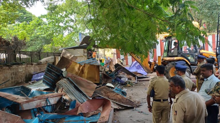 Ground Report | ʼನಮಗೆ ಸಾವಿನ ದಾರಿಯನ್ನಾದರೂ ತೋರಿ&rsquo;- ಕೆ ಆರ್ ಮಾರುಕಟ್ಟೆ ಬೀದಿ ವ್ಯಾಪಾರಿಗಳ ಆಕ್ರಂದನ