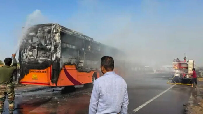 ಬಸ್, ಅಪಘಾತ, ಒಂದೇ ಬಾಗಿಲು, ಮಾರ್ಪಾಡು, ಪ್ರಯಾಣಿಕ, bus, accident, single door, modification, passenger,