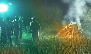 hathras girl body being cremated
