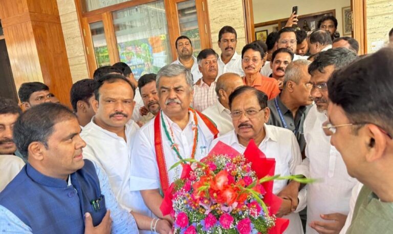 ಅಧಿಕಾರ ಬೇಕಾದವರು ಶಿವಕುಮಾರ್ ಹಿಂದೆ ಹೋಗಲಿ, ಪಕ್ಷ ಬಲಪಡಿಸುವವರು ನನ್ನೊಂದಿಗೆ ಬನ್ನಿ: ಬಿ ಕೆ ಹರಿಪ್ರಸಾದ್