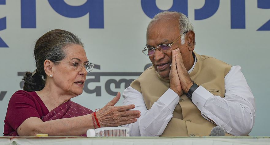 kharge and sonia gandhi