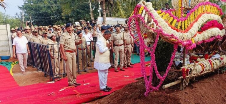 ಸಕಲ ಸರ್ಕಾರಿ ಗೌರವಗಳೊಂದಿಗೆ ನೆರವೇರಿದ ನಟಿ ಲೀಲಾವತಿ ಅಂತ್ಯಕ್ರಿಯೆ