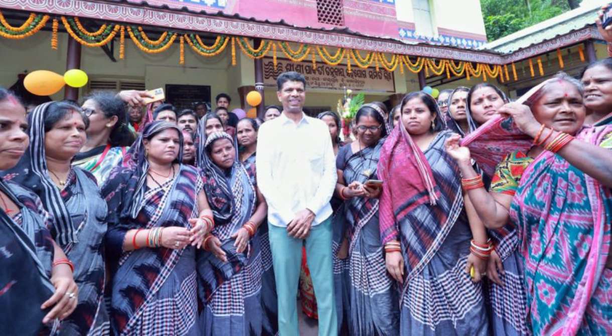 ಒಡಿಶಾದ ಮಹಿಳೆಯರೊಂದಿಗೆ ಪಾಂಡ್ಯನ್
