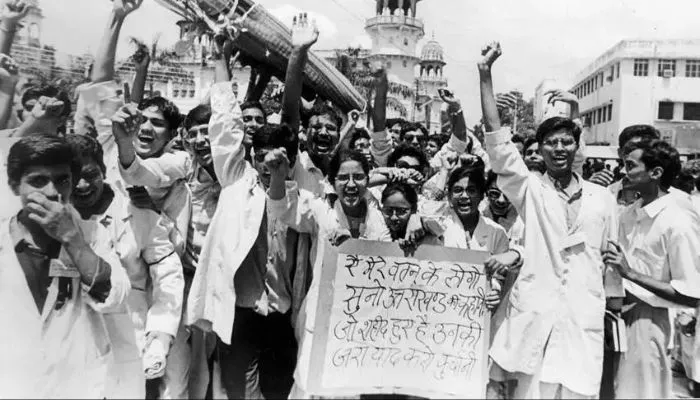 students protest mandal commission