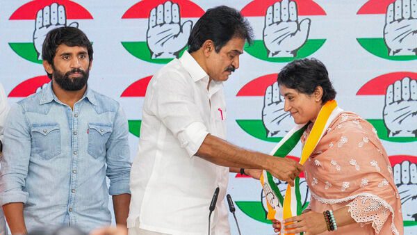 vinesh joins Cong