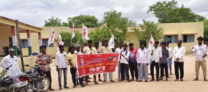 ಅಂಬೇಡ್ಕರ್‌ ಫೋಟೋ ಕಿತ್ತೆಸೆದ ಪೊಲೀಸರು
