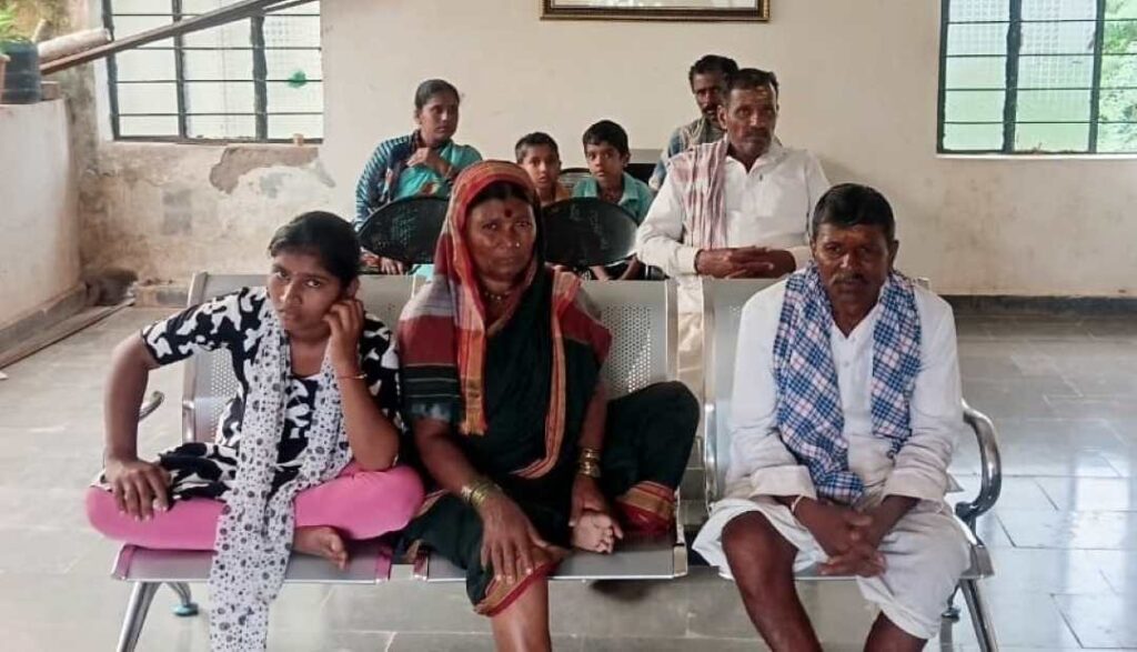 ಅಡವಿ ಸೋಮನಾಳದಲ್ಲಿ ವೈದ್ಯರಿಗೆ ಕಾಯುತ್ತಿರುವುದು