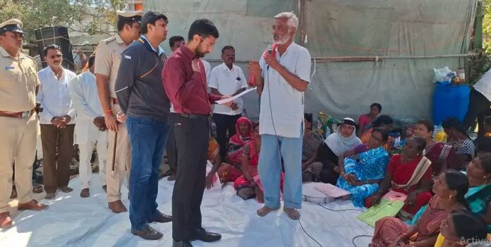 ರಾಯಚೂರು ಅನಿರ್ದಿಷ್ಟಾವಧಿ ಧರಣಿ ಸ್ಥಳಕ್ಕೆ ಅಧಿಕಾರಿಗಳ ಭೇಟಿ