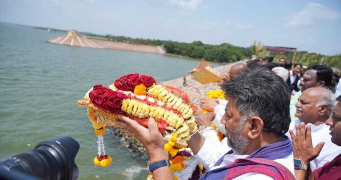 ಆಲಮಟ್ಟಿ ಜಲಾಶಯಕ್ಕೆ ಬಾಗಿನ ಅರ್ಪಣೆ