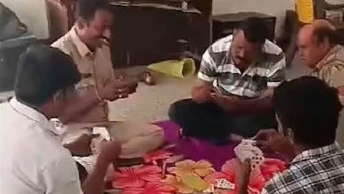ಇಸ್ಪೀಟ್‌ ಆಡುತ್ತಿದ್ದ ಪೊಲೀಸರ ವಿಡಿಯೊ ವೈರಲ್