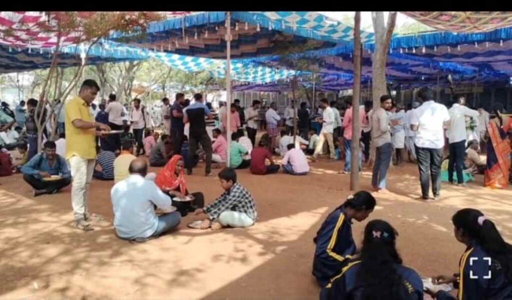 ಊಟ ಮಾಡುತ್ತಿರುವುದು