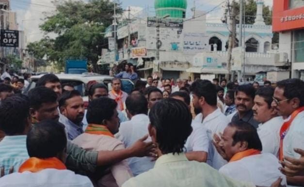 ಎರಡು ಗುಂಪುಗಳ ಘರ್ಷಣೆ