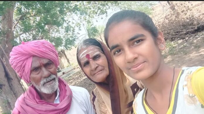 ಎಸ್ಸೆಸ್ಸೆಲ್ಸಿ ಪಾಸಾದ ವಿದ್ಯಾರ್ಥಿನಿಗೆ ದಾನಿಗಳಿಂದ ಆರ್ಥಿಕ ನೆರವು