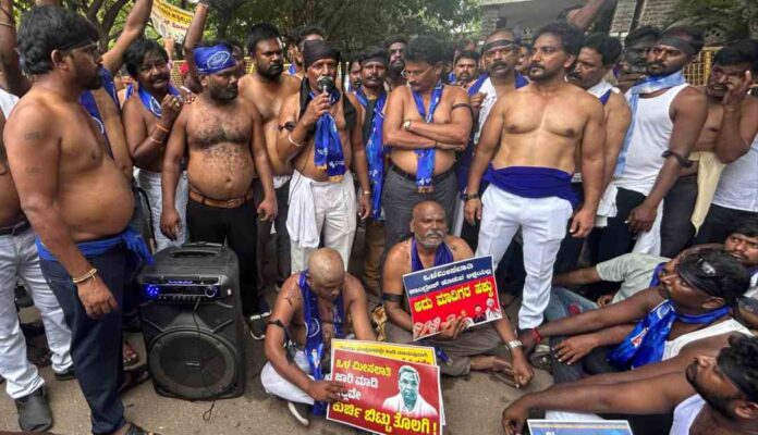 ಒಳಮೀಸಲಾತಿಗಾಗಿ ಅರೆಬೆತ್ತಲೆ ಪ್ರತಿಭಟನೆ