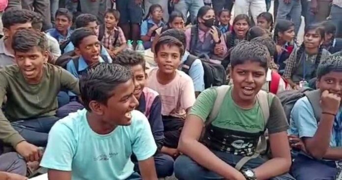 ಬಸ್‌ಗಾಗಿ ರಸ್ತೆ ತಡೆದು ವಿದ್ಯಾರ್ಥಿಗಳ ಪ್ರತಿಭಟನೆ