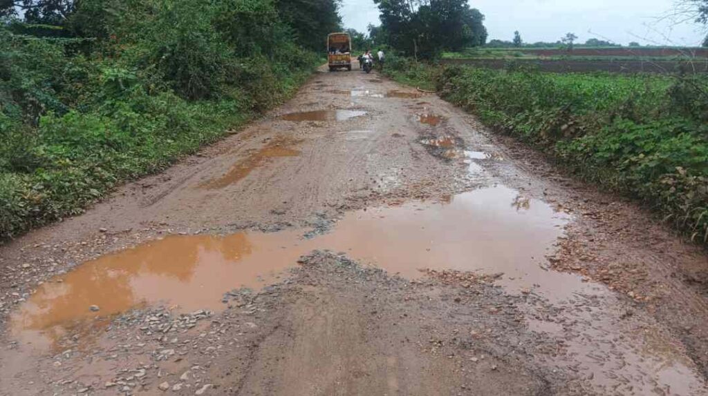 ಕರ್ಜಗಿ ರಸ್ತೆ ಗುಂಡಿ 1