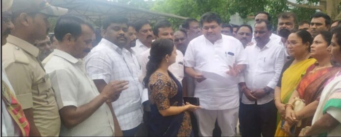 ಕಲುಷಿತ ನೀರು ಸೇವಿಸಿ ಮೃತಪಟ್ಟ ಕುಟುಂಬಕ್ಕೆ ಪರಿಹಾರ ನೀಡುವಂತೆ ಆಗ್ರಹ