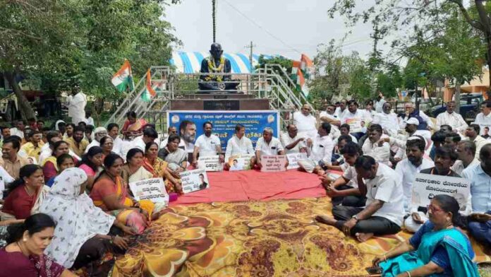 ರಾಹುಲ್‌ ಗಾಂಧಿ ಅರ್ಜಿ ವಜಾ ಖಂಡಿಸಿ ಕಾಂಗ್ರೆಸ್ ಪ್ರತಿಭಟನೆ