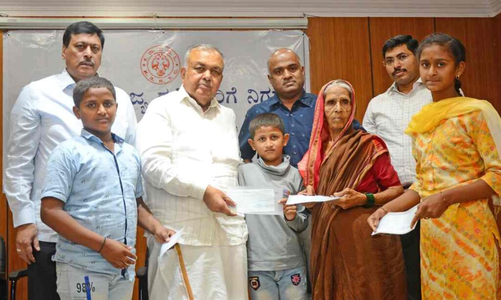 ಕೆಎಸ್‌ಆರ್‌ಟಿಸಿ ನೌಕರರ ಕುಟುಂಬಸ್ಥರಿಗೆ ಪರಿಹಾರ 2