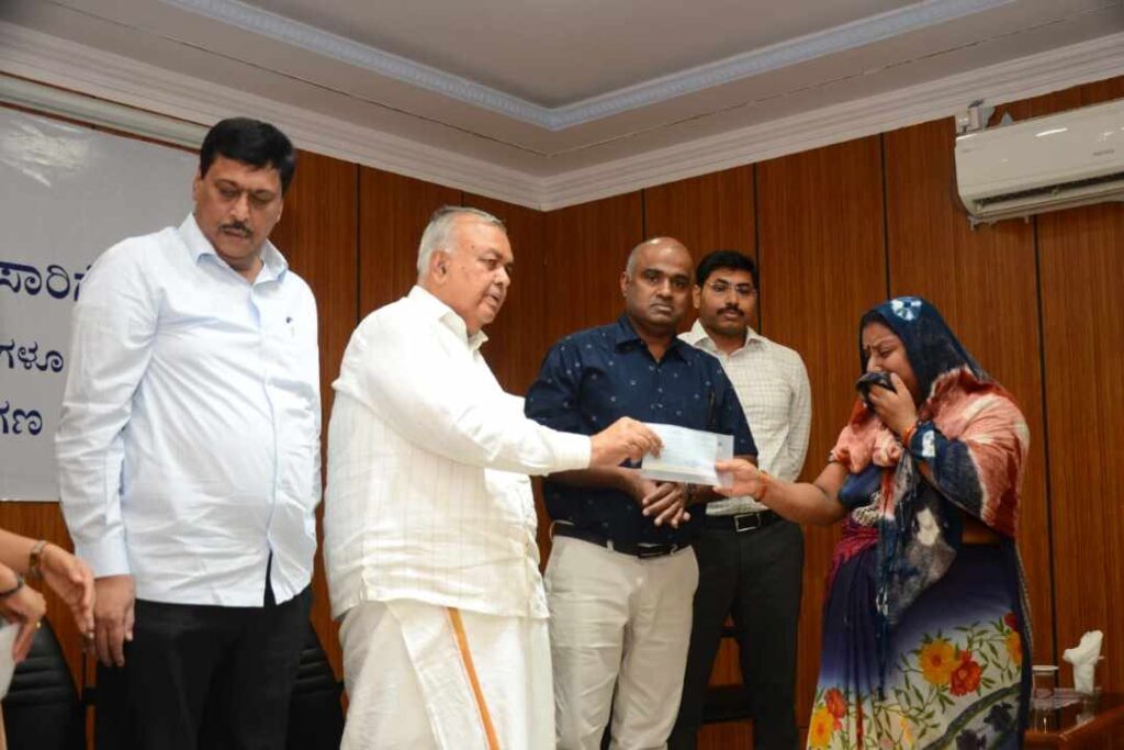 ಕೆಎಸ್‌ಆರ್‌ಟಿಸಿ ನೌಕರರ ಕುಟುಂಬಸ್ಥರಿಗೆ ಪರಿಹಾರ 4